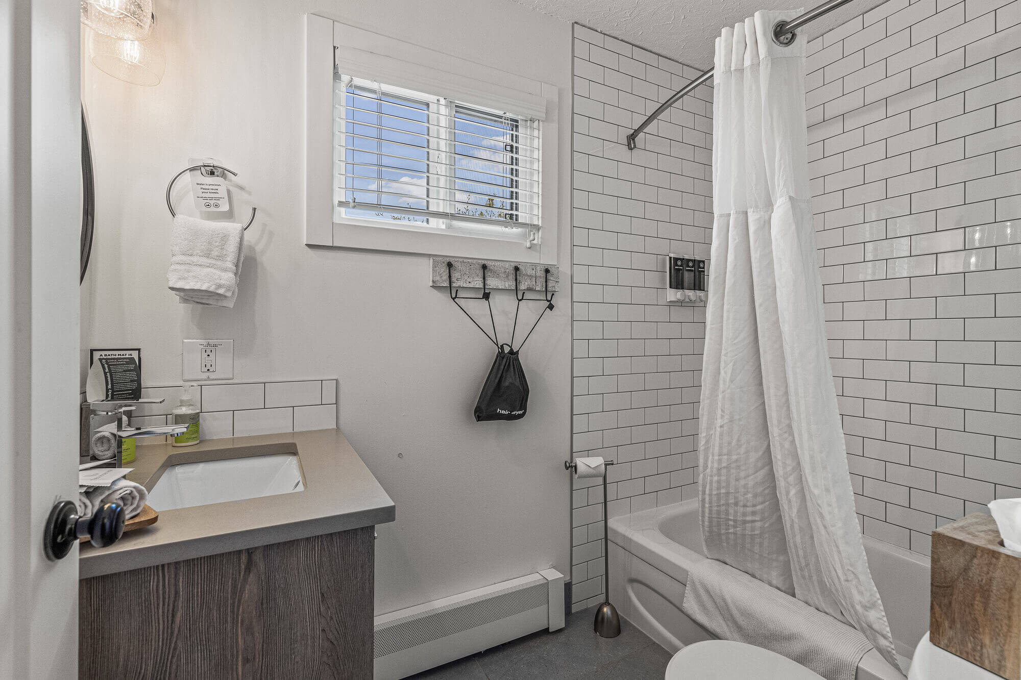 Lamphouse-Queen suite-3